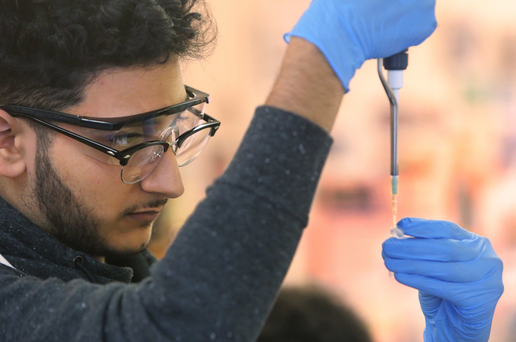 Collegiate students learn about their own DNA
